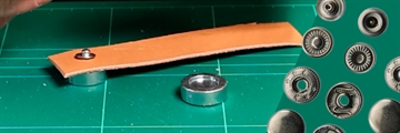 Så monterar du tryckknappar i läder (och textil) | DIY-guide
