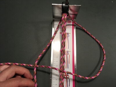 Steg 2 Börja med att göra en fyrkant med paracordsnöret.