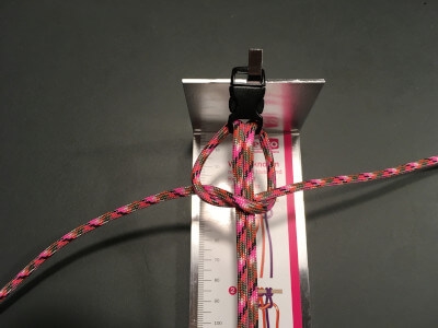 Steg 3 Den vänstra snöret för du nu upp i öglan på fyrkanten.