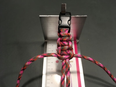 Steg 5: Fortsätt knyta tills du når slutet av snöret.